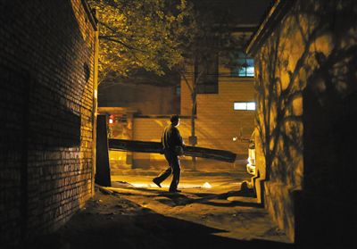 村民连夜冒雨搬家,为了不耽误自流沟抢修进度,他们要把房屋钥匙尽快交给拆迁工作组。