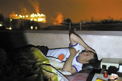 张占权在临时搭起的棚子里过夜,雨刮进棚子,被子湿漉漉的。他眼角沾着泪,一夜没睡。